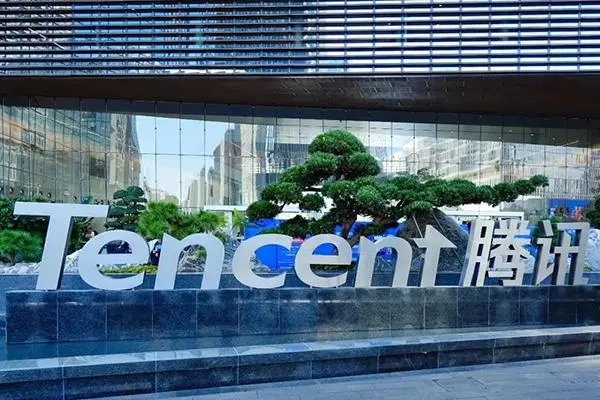 qq交友中心首页怎么进入？